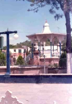 Plaza principal de Hostotipaquillo, Jal. Al fondo el monumento a José Ma. Morelos y el kiosko.